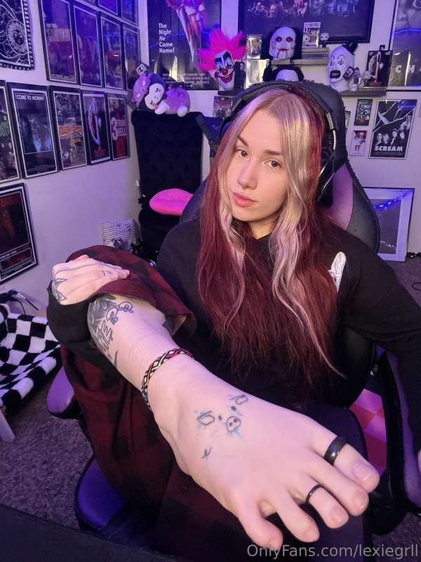 No makeup and I have natural nails rn 🥰 5