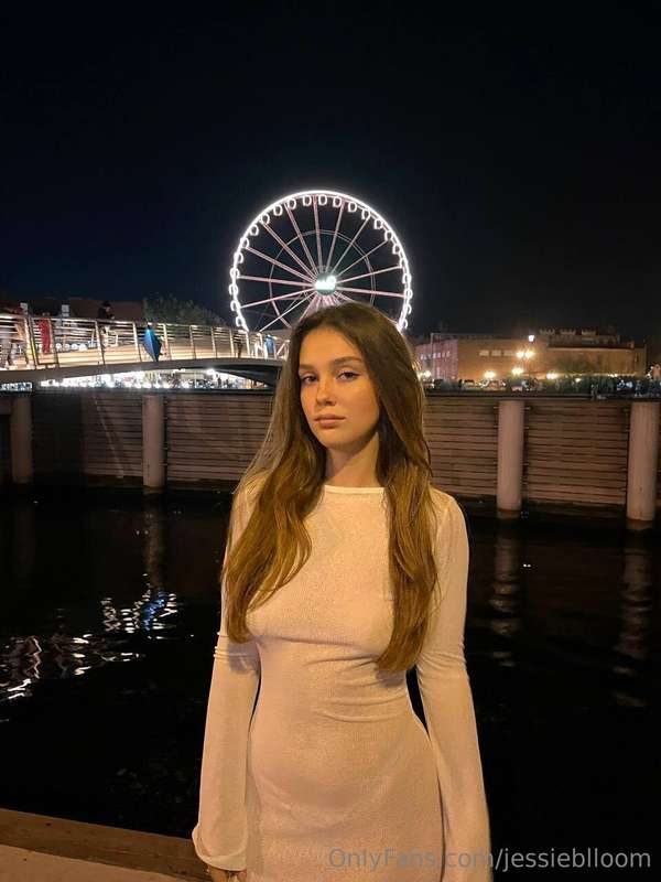 I love walking around the city at night🥰