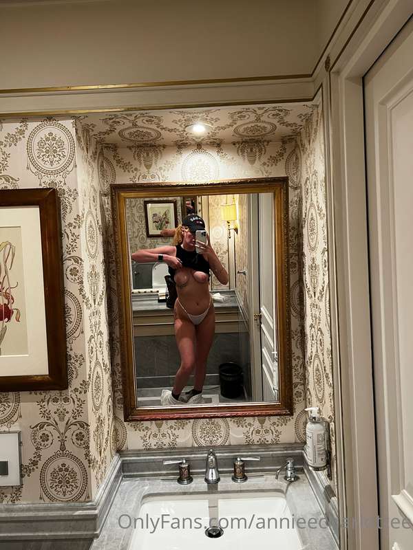 When I see a mirror I have to take a photo in it 😜 4