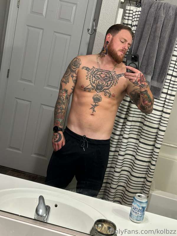Busy work week so far, who wants to come relax with me 🖤😏(ye.. 3