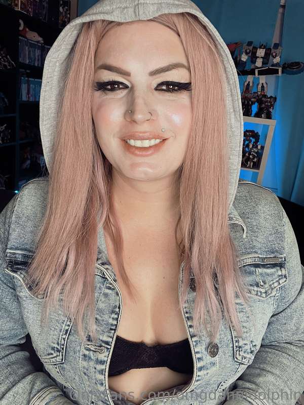 Who doesn’t like sone boobs on a Saturday 🧡🧡