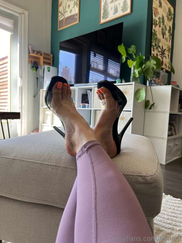 I need more heels like this 😍😍😍 anyone know good shoe stores.. 3