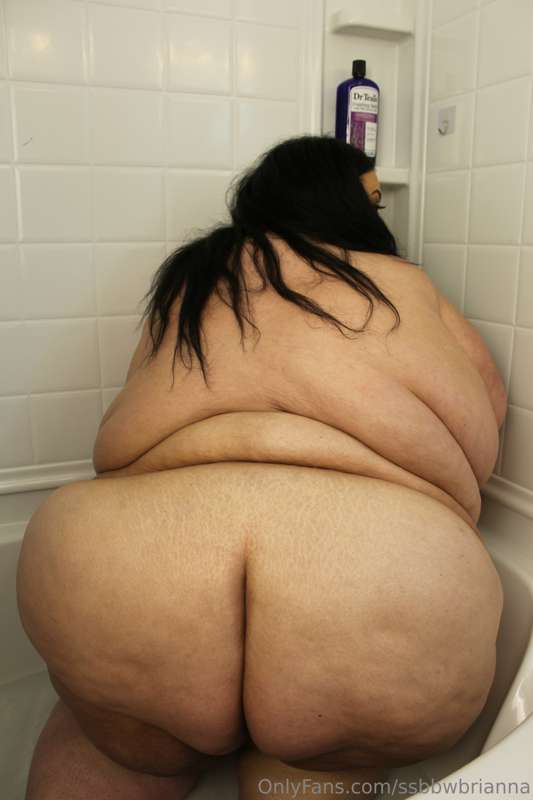 Huge Babe in A Huge Tub
Pt. 1 10