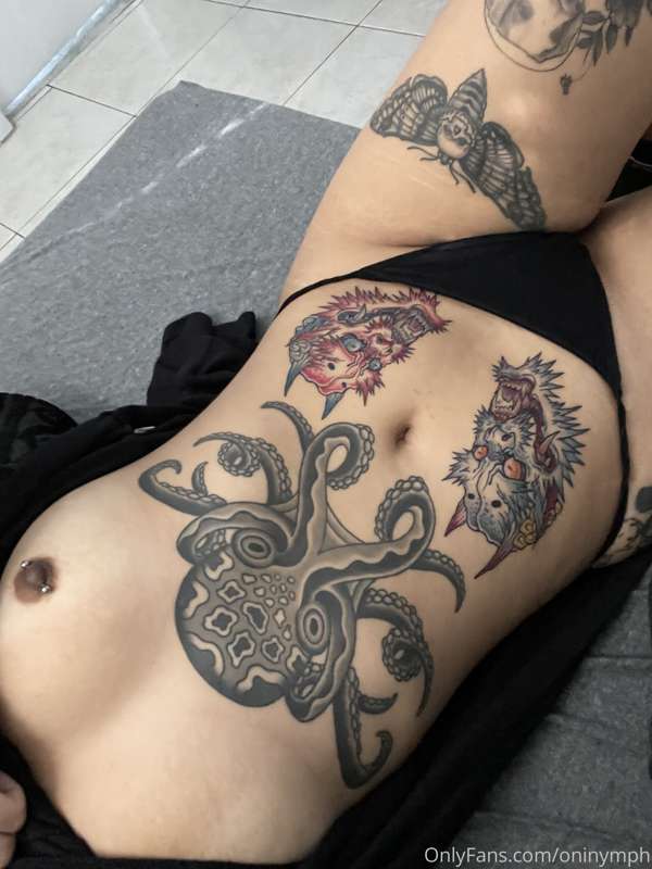 Responding to dms later bc my new stomach tattoo hurts sm 😭