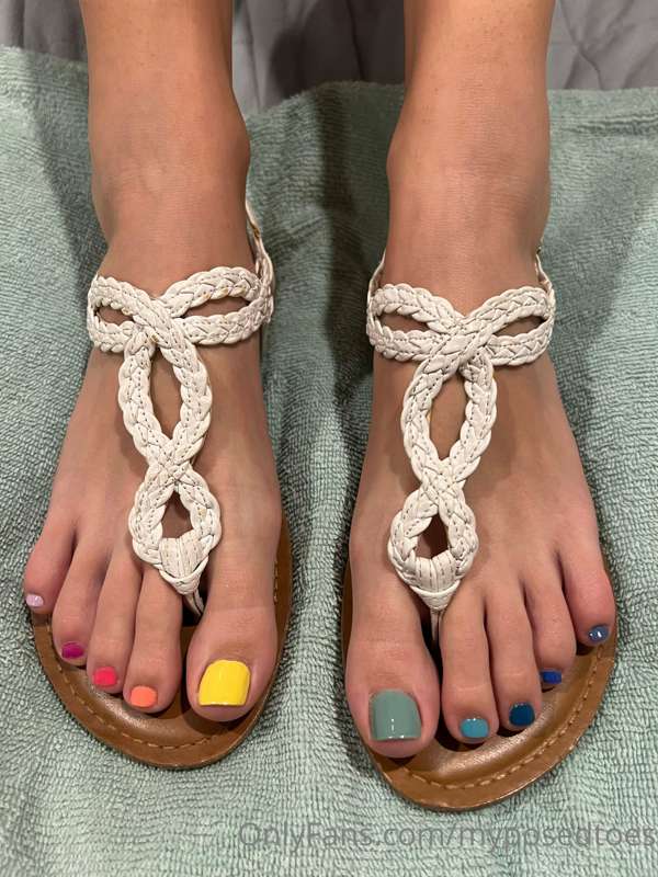 Rainbow toes and summer sandals? Does it get any better? Cum..