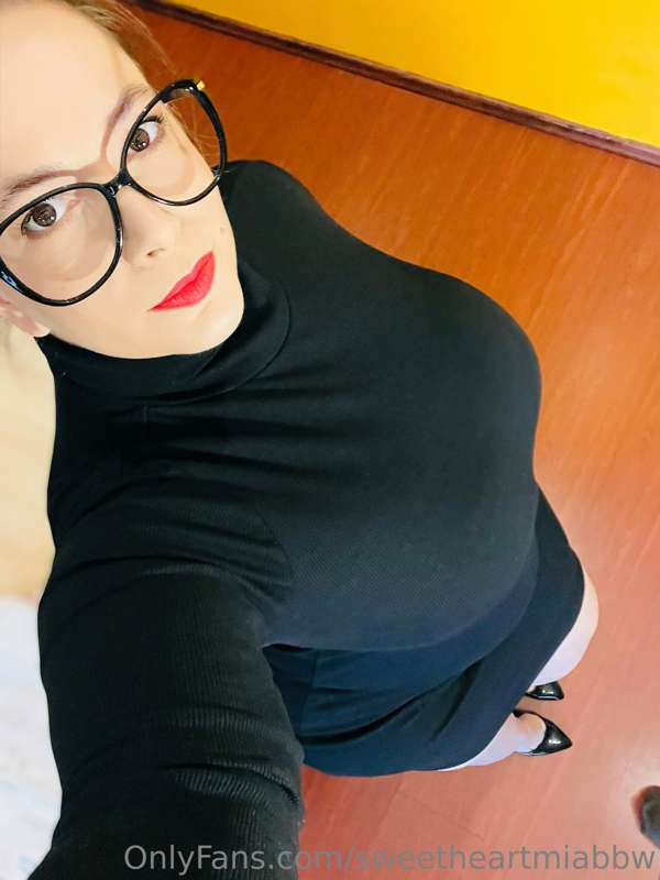Happy Monday ! Would you get in trouble with HR if i was you.. 7