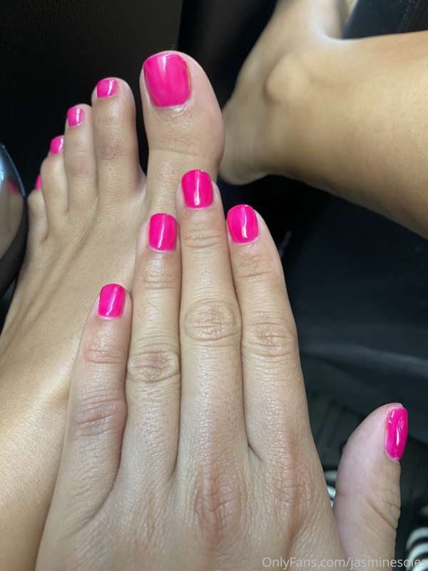 Hot pink toes 💞 1
