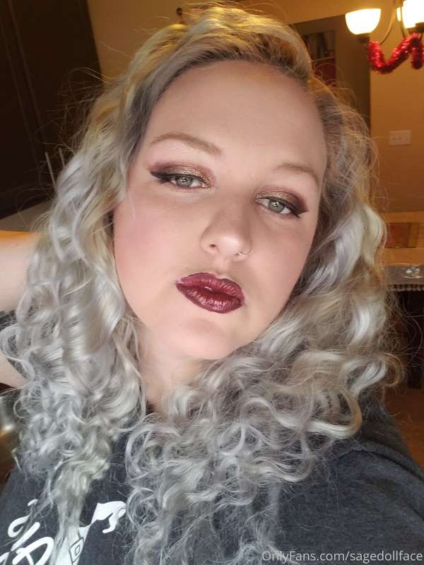 I really love a bold lipstick! Do you prefer a bold or natur..