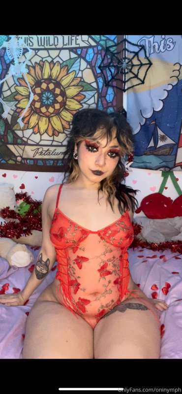 i hope everyone’s day is well 🥰🖤