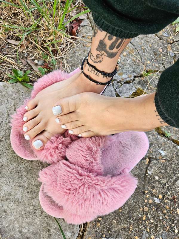 my favorite fuzzy slippers<3 3