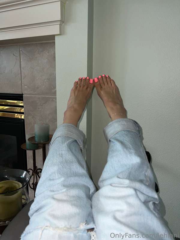 My toes need to be sucked rn 🩷💦 5