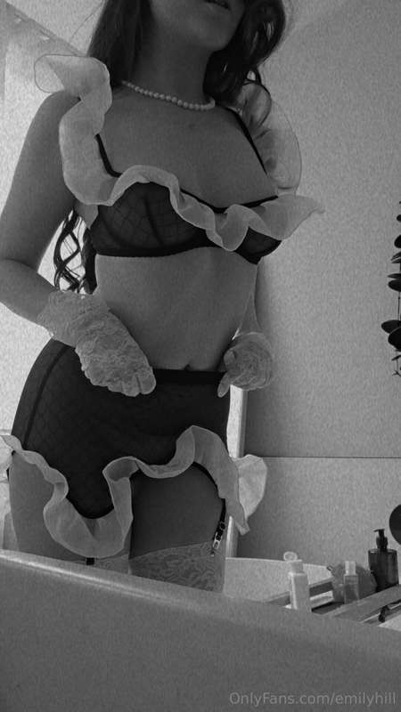 Like if I should wear this outfit to steeam tonight (1hr) 🤔  2