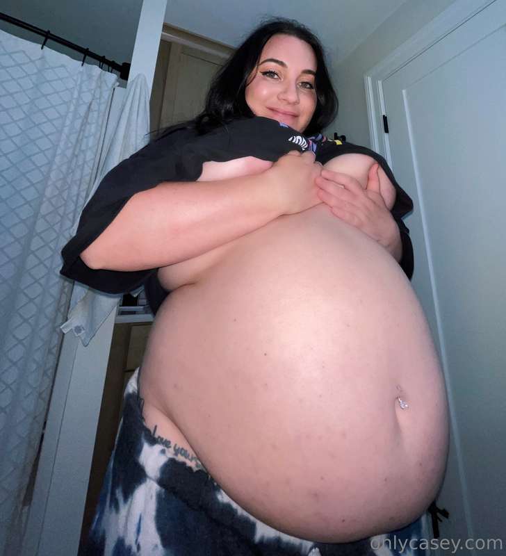 You know it was a good night when you wake up THIS bloated 😍.. 3