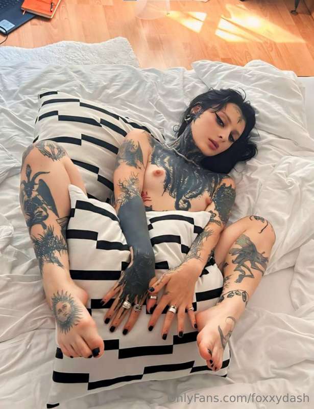 ## THIS CRAZY BITCH LOVES ANAL 🥵 @yo-landi_black Her juicy a.. 1