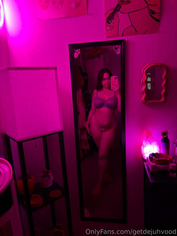 did you miss me? 😏 ft my new sexy pink light and mirror that..