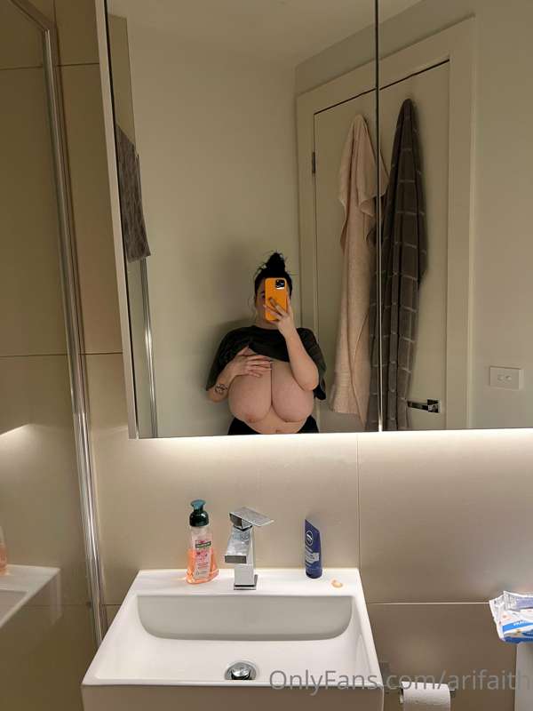 mirror selfies..whats new?