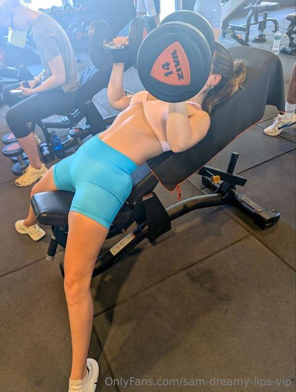 Ladies and gentlemen...Today I did a PR un bench press. 40KG.. 2