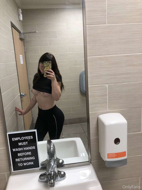 Nakie in the Taco Bell bathroom hbu!?