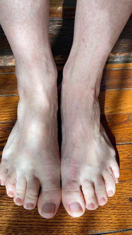 Hey, just letting my toenails breathe a bit. Are you into th.. 6