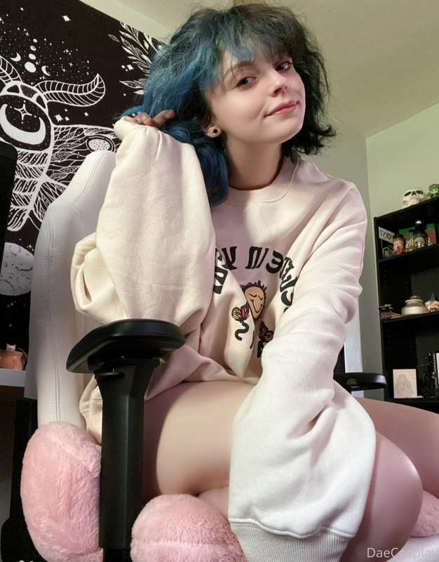 I can be your cozy gamer gf 🤍
