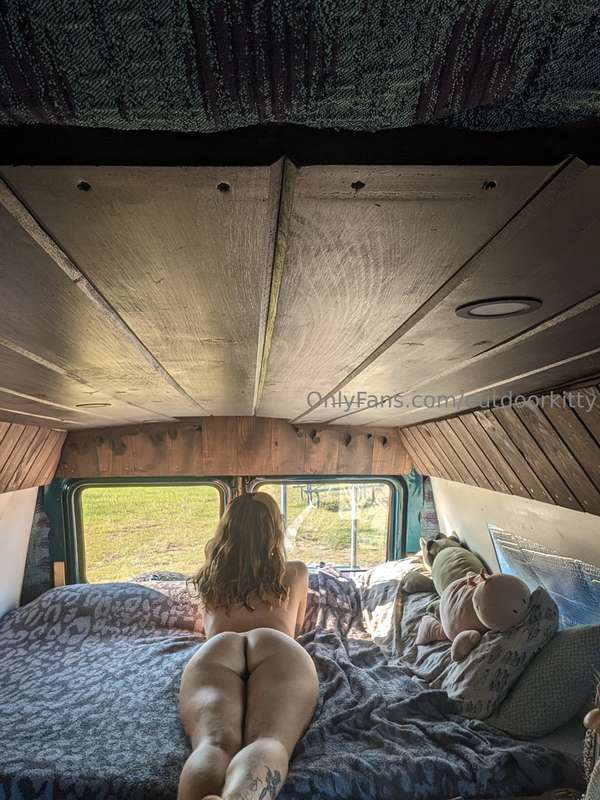 Getting bent over the bed is my favorite way to get fucked🤭 .. 4