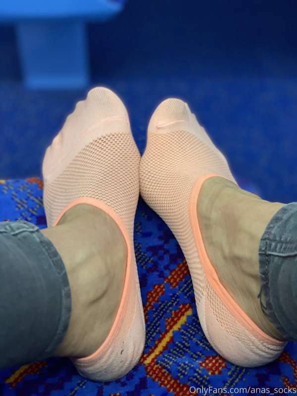Sniff them sweaty socks and after lick the dirt between my t..