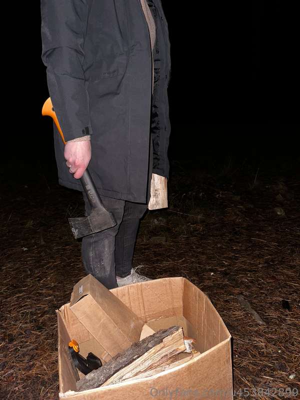 A nighttime picnic with my friend. I’m so glad I didn’t eat .. 1