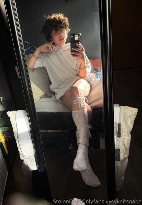 I’m just a lil guy 🥺 pls be kind I know I’m chronically late.. 5