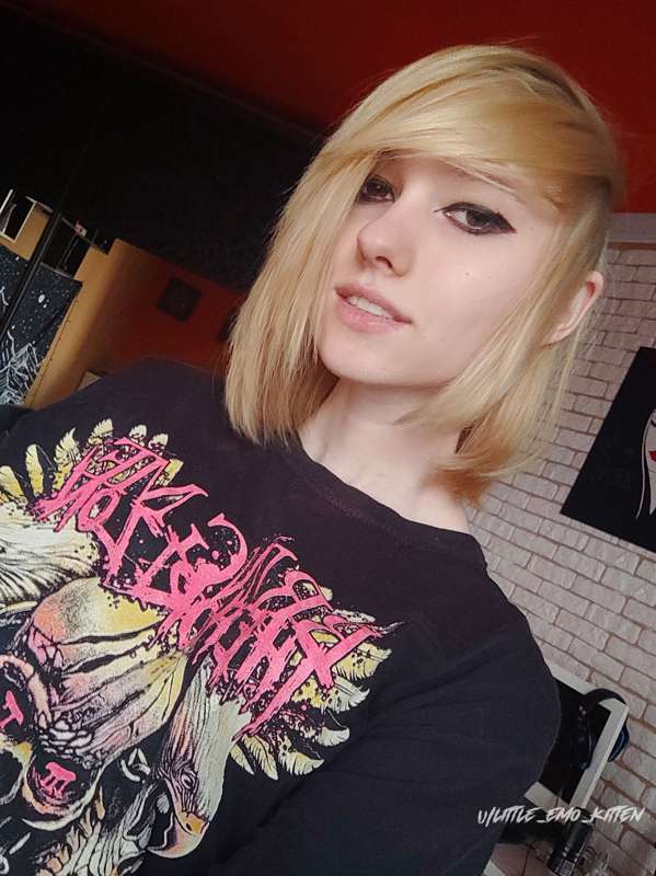 this BMTH t-shirt is like my favorite emo top, unfortunately.. 1