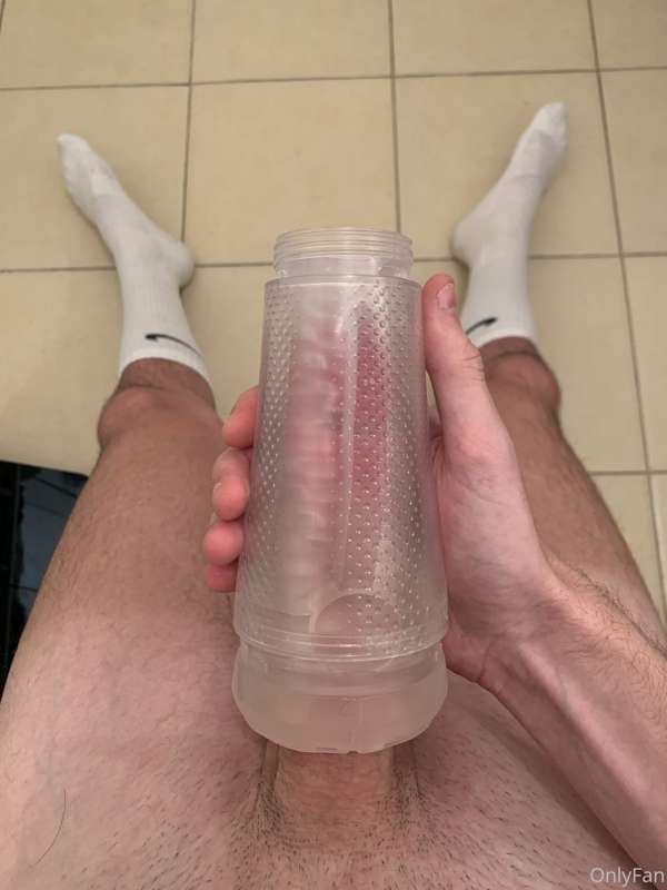 My cock can only just fit in my fleshlight😵

Who wants to se..
