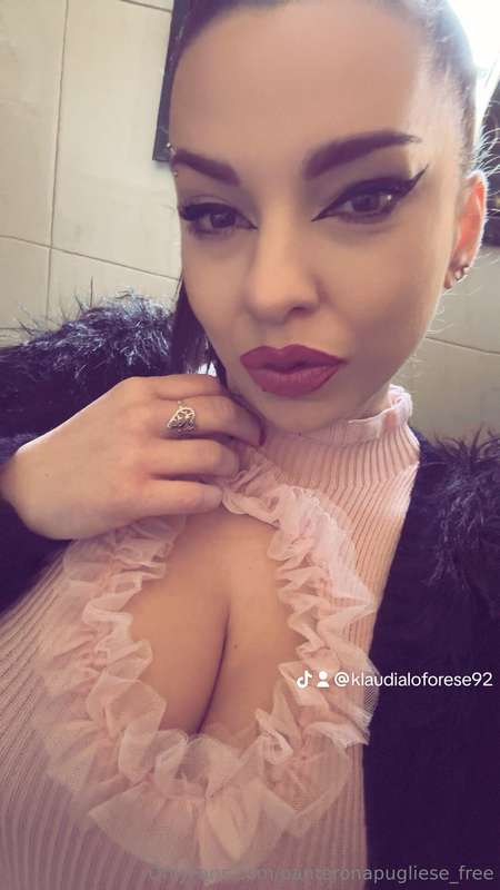 Che puttanona sono oggi 😏Sono vogliosa e ho voglia di cam 💦💦..