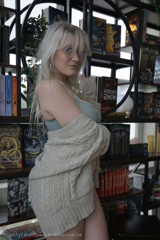 peep the book collection 📕 (and my booty)