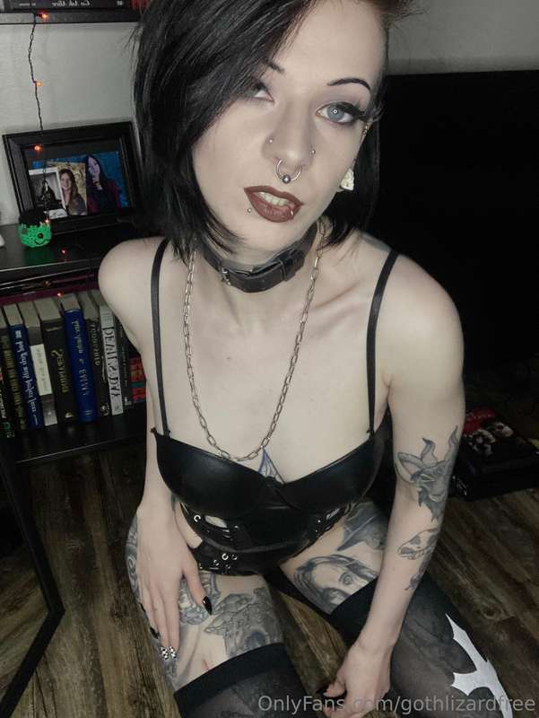 This goth needs to be treated like a fuck toy right now. Jus.. 17