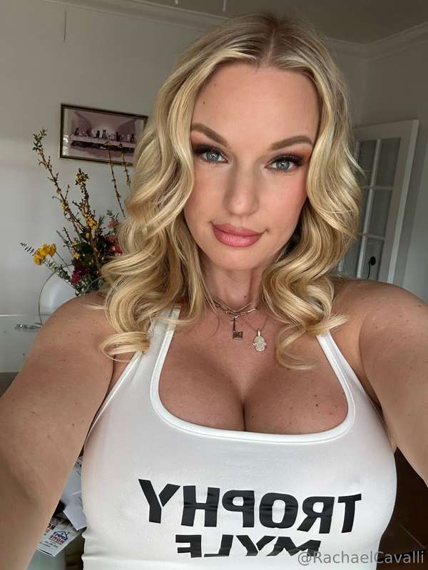 Show ur fav MILFY some love today 😍 2