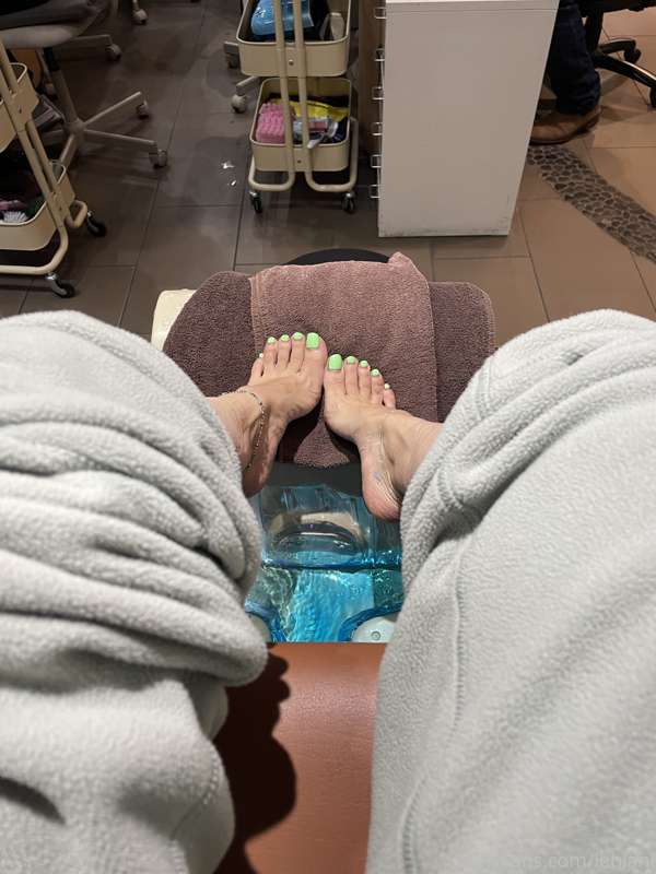 I’m here 😋💖 don’t mind the crease on my leg from being in le..