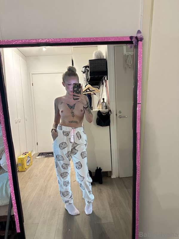 Tulisko joku heittää pyjamat päälle ja kattoo mun kans syksy.. 3