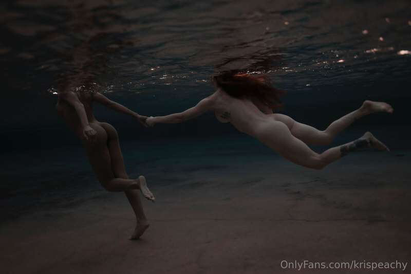 Have you ever seen mermaids ? @saraflymf 🧜🏻‍♀️🧜🏽‍♀️ 1