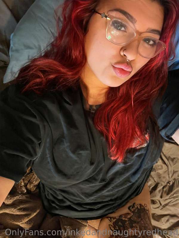 Another day of chillin in bed 😎 resting to get over my cold...
