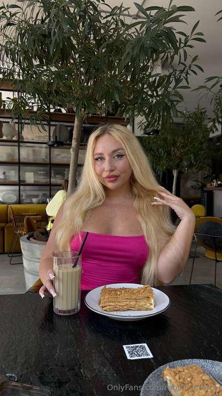 Beautiful outfit + delicious coffee + favorite cake = perfec..