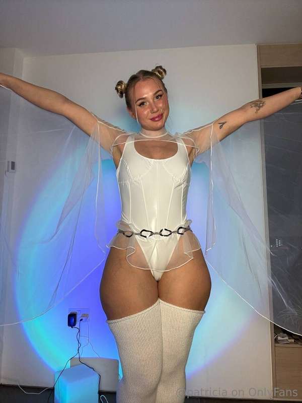 the back of the costume is in your dms tonight👻 1