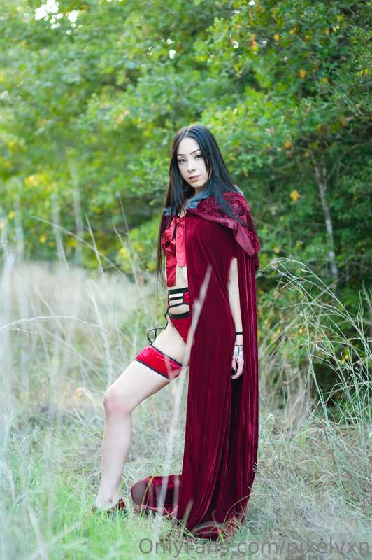 Little red riding into the weekend ♥️🖤