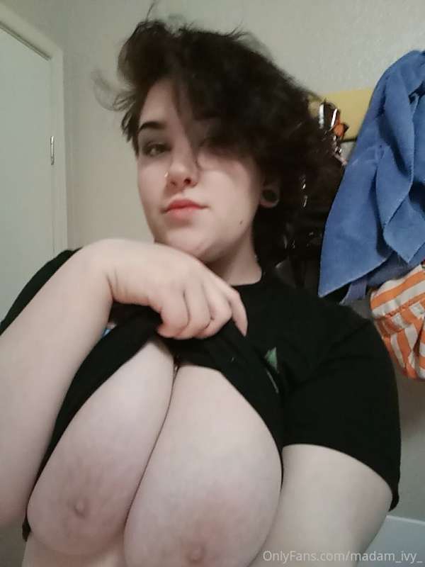 Tinder sucks ass. Lmao. Give me attention. 5