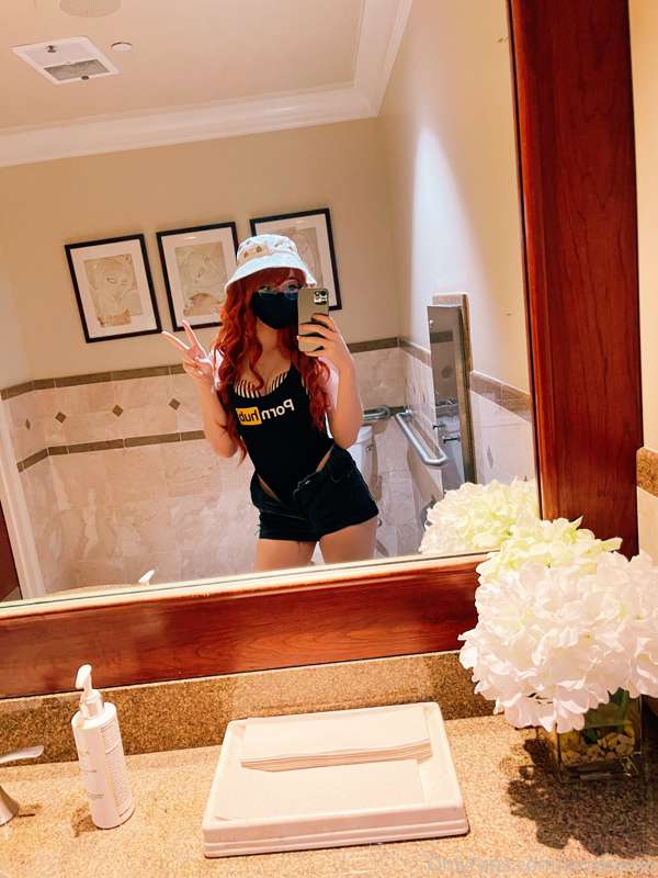 Quick bathroom selfies while out 💜