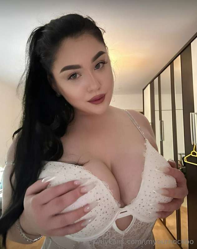 Busty loving babe @maryanaaaaa 💕 She wants your cum so bad 🥵.. 1