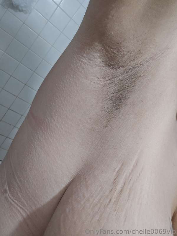 Hairy pussy and armpits 👀 I haven't shaven either in over 4 .. 9