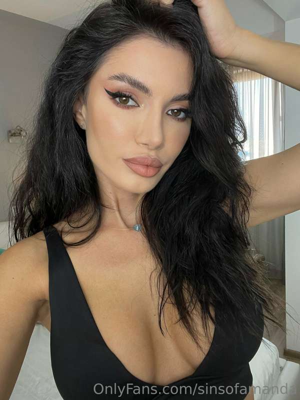 Brunette on brown eyes, perfection is all around. ❤