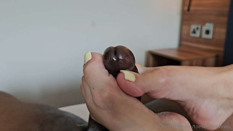 Stills from an incredible footjob by @velvetv1 🍆💦👣💛 19