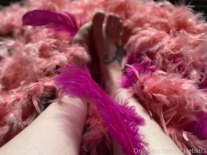Lovely feet :)  If you like these, slide into our DMs for sp..