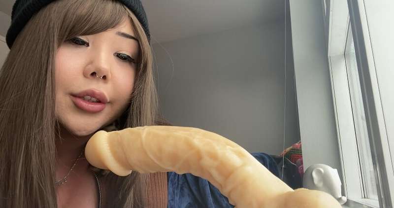 it is so hard to fit this one in my mouth :0 4