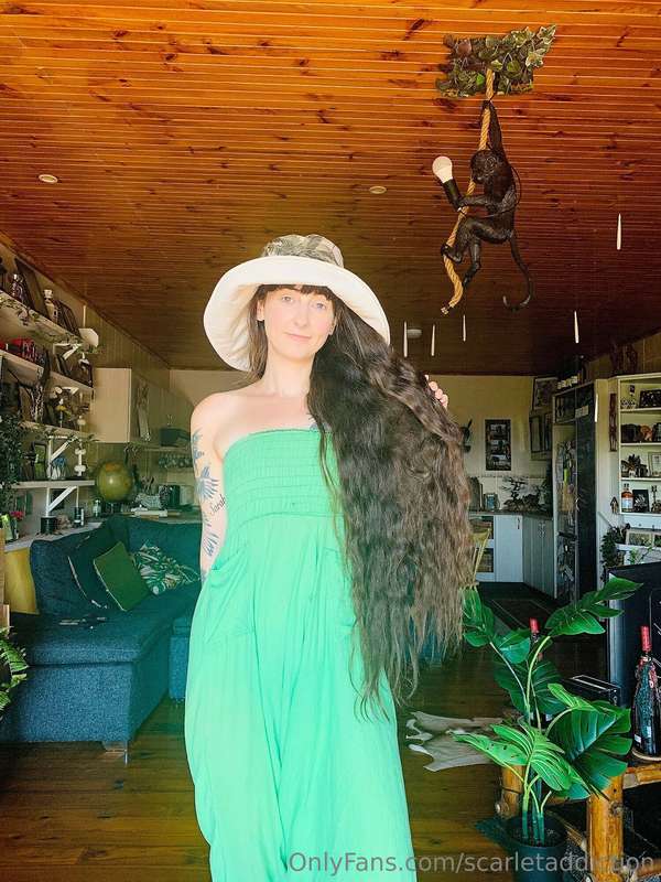 It’s way too hot to wear clothing today (except the sun hat ..